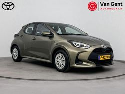 Groen (metallic) Gebruikt 2022 Toyota Yaris Hybrid Active Hatchback | € 20.999 (Eerlijke prijs)