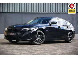 Zwart Gebruikt 2022 BMW 330e Shadowline Stationwagen | € 33.349 (Goede deal)