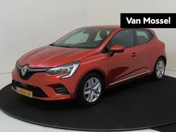 Rood Gebruikt 2020 Renault Clio V Zen Hatchback | € 15.435 (Eerlijke prijs)