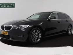 Zwart, metallic lak Gebruikt 2021 BMW 318 Executive Stationwagen | € 26.945 (Eerlijke prijs)