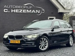 Zwart, metallic lak Gebruikt 2018 BMW 320 Executive Stationwagen | € 14.945 (Super prijs)