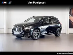 Saphirschwarz metallic (zwart metallic) Nieuw 2025 BMW 225 Active Tourer M Sport MPV | € 58.895 (Eerlijke prijs)