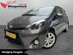 Grijs, metallic lak Gebruikt 2013 Toyota Yaris Hybrid Hatchback | € 12.845 (Eerlijke prijs)