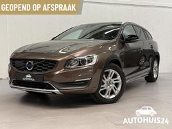 Bruin Gebruikt 2015 Volvo V60 CC Momentum Stationwagen | € 20.925