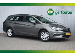 Grijs, metallic lak Gebruikt 2018 Opel Astra Edition Stationwagen | € 11.900 (Eerlijke prijs)