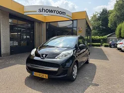 Zwart, metallic lak Gebruikt 2011 Peugeot 107 Hatchback | € 2.249 (Eerlijke prijs)