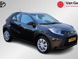 Zwart Gebruikt 2024 Toyota Aygo Play Hatchback | € 22.499 (Eerlijke prijs)