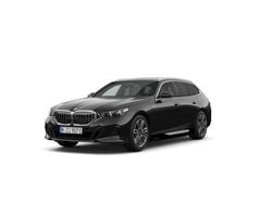 Grijs, metallic lak Nieuw 2024 BMW 530e M Sport Stationwagen | € 83.339 (Super prijs)
