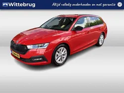 Rood, metallic lak Gebruikt 2023 Skoda Octavia Business Line Stationwagen | € 25.450 (Eerlijke prijs)