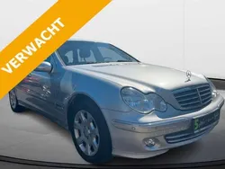 Grijs, metallic lak Gebruikt 2003 Mercedes C240 Elegance Stationwagen | € 4.950