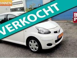 Wit Gebruikt 2010 Toyota Aygo Hatchback | € 3.599 (Eerlijke prijs)