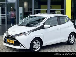 Wit Gebruikt 2017 Toyota Aygo X-play Hatchback | € 8.645 (Eerlijke prijs)