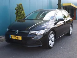 Zwart Gebruikt 2023 VW Golf VIII Life Stationwagen | € 21.950 (Eerlijke prijs)