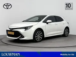 Pure white (licht wit) Gebruikt 2022 Toyota Corolla Hybrid Business Edition Hatchback | € 24.945 (Iets duurder)
