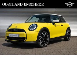 Geel, metallic lak Gebruikt 2024 Mini Cooper Classic Hatchback | € 39.950