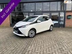Wit Gebruikt 2015 Toyota Aygo X-play Hatchback | € 7.450 (Eerlijke prijs)
