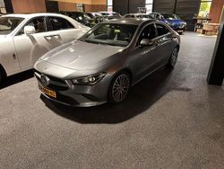 Grijs (metallic) Gebruikt 2022 Mercedes CLA180 Luxury Sedan | € 28.750 (Eerlijke prijs)