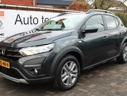 Grijs, metallic lak Gebruikt 2023 Dacia Sandero Comfort Hatchback | € 16.900 (Eerlijke prijs)