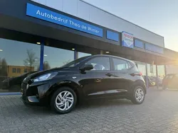 Zwart, metallic lak Gebruikt 2023 Hyundai i10 Comfort Hatchback | € 13.495 (Goede deal)