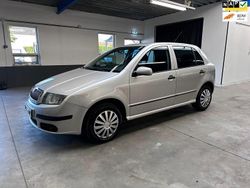 Grijs (metallic) Gebruikt 2006 Skoda Fabia Hatchback | € 1.950 (Eerlijke prijs)