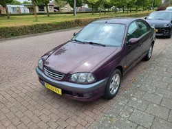 Paars Gebruikt 1999 Toyota Avensis Sol Sedan | € 1.500