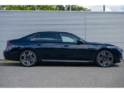 M carbonschwarz (donker zwart metallic) Gebruikt 2025 BMW 750e Executive Sedan | € 139.950