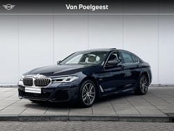 M carbonschwarz Gebruikt 2022 BMW 545e M Sport Sedan | € 57.900 (Eerlijke prijs)