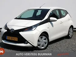 Wit Gebruikt 2016 Toyota Aygo X-play Hatchback | € 7.450 (Eerlijke prijs)
