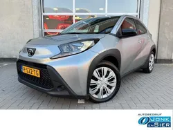 Grijs Gebruikt 2022 Toyota Aygo Play Hatchback | € 15.890 (Eerlijke prijs)
