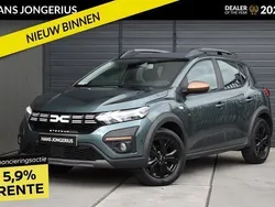 Groen, metallic lak Gebruikt 2024 Dacia Sandero Extreme Hatchback | € 21.749 (Iets duurder)