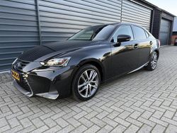 Zwart (metallic) Gebruikt 2018 Lexus IS300h Business Edition Sedan | € 18.950 (Eerlijke prijs)