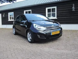Zwart Gebruikt 2015 Kia Rio Hatchback | € 8.950 (Eerlijke prijs)