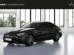 Grijs, metallic lak Nieuw 2025 Mercedes C300e Business Sedan | € 63.153 (Goede deal)