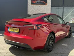 Rood Gebruikt 2024 Tesla Model 3 Standard Range Sedan | € 36.899 (Eerlijke prijs)