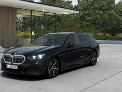 Zwart (metallic) Nieuw 2025 BMW 530e Executive Stationwagen | € 80.826 (Super prijs)