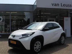 Wit Gebruikt 2024 Toyota Aygo Play Hatchback | € 17.740 (Eerlijke prijs)