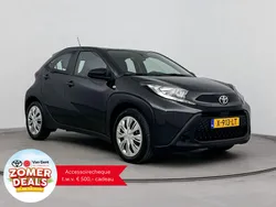Zwart Gebruikt 2024 Toyota Aygo Play Hatchback | € 19.999 (Eerlijke prijs)