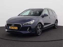 Blauw, metallic lak Gebruikt 2019 Hyundai i30 Premium Stationwagen | € 14.750 (Eerlijke prijs)