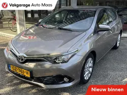 Bruin Gebruikt 2015 Toyota Auris Hatchback | € 13.500 (Iets duurder)