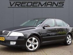 Zwart (metallic) Gebruikt 2006 Skoda Octavia Elegance Hatchback | € 1.950 (Goede deal)