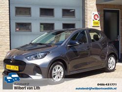 Grijs, metallic lak Gebruikt 2024 Mazda 2 Center-Line Hatchback | € 22.995 (Eerlijke prijs)