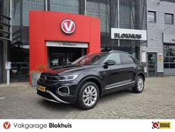 Zwart Gebruikt 2022 VW T-Roc Style SUV | € 29.190 (Eerlijke prijs)