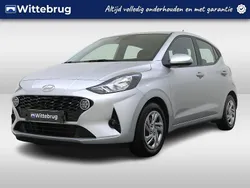 Grijs, metallic lak Gebruikt 2023 Hyundai i10 Comfort Hatchback | € 14.925 (Eerlijke prijs)