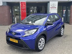 Blauw Gebruikt 2024 Toyota Aygo Play Hatchback | € 18.499 (Eerlijke prijs)