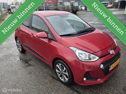 Rood Gebruikt 2015 Hyundai i10 Comfort Hatchback | € 8.500 (Super prijs)
