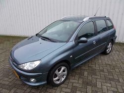 Grijs, metallic lak Gebruikt 2007 Peugeot 206 Stationwagen | € 1.995 (Iets duurder)