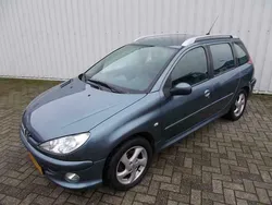 Grijs, metallic lak Gebruikt 2007 Peugeot 206 Stationwagen | € 1.995 (Eerlijke prijs)