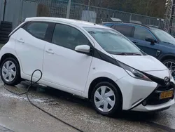 Wit Gebruikt 2015 Toyota Aygo X-play Hatchback | € 6.500 (Eerlijke prijs)