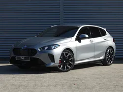 Skyscraper grey Nieuw 2025 BMW 120 M Sport Hatchback | € 51.277 (Eerlijke prijs)