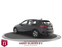 Zwart, metallic lak Gebruikt 2021 BMW 118 Hatchback | € 21.900 (Super prijs)
